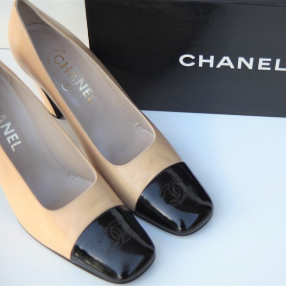 CHANEL beige leather heels with black patent toe, embroidered CCs, US 10 - Picture 7 of 7